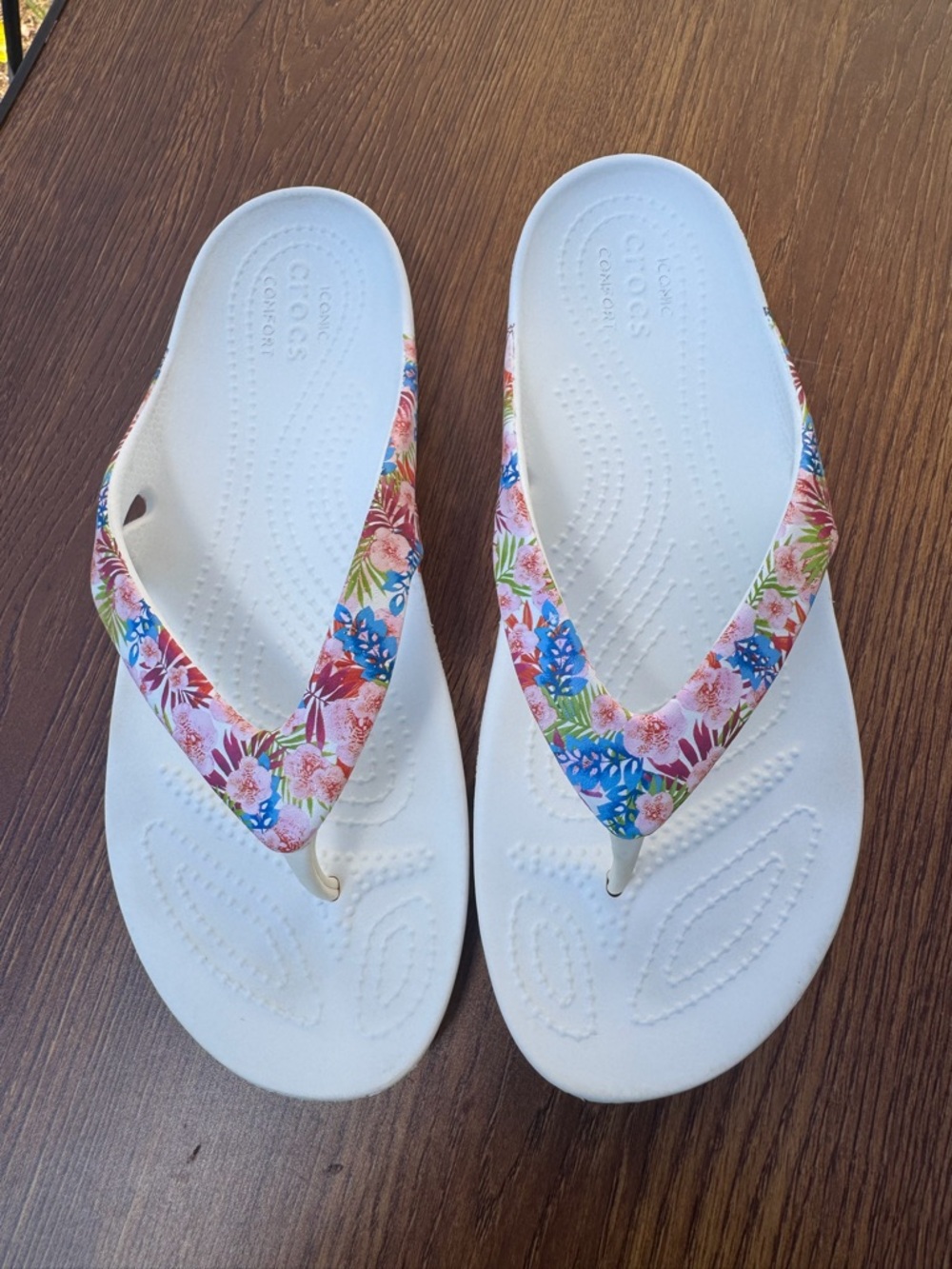 Crocs Flip Flops Women’s 9 White Floral Comfort Sandals Beach Casual - Picture 7 of 7